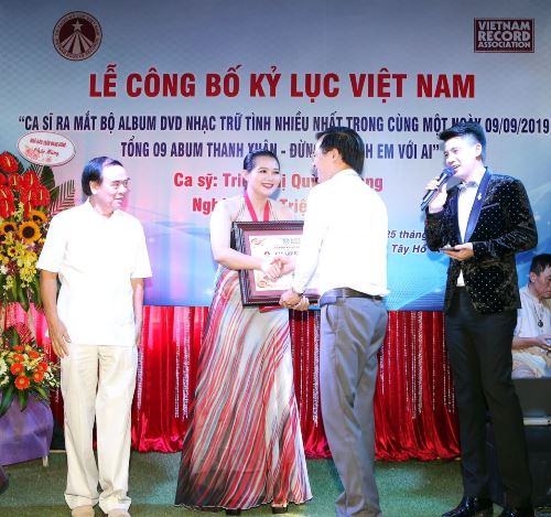 Ca sĩ Triệu Trang nhận kỷ lục Việt Nam